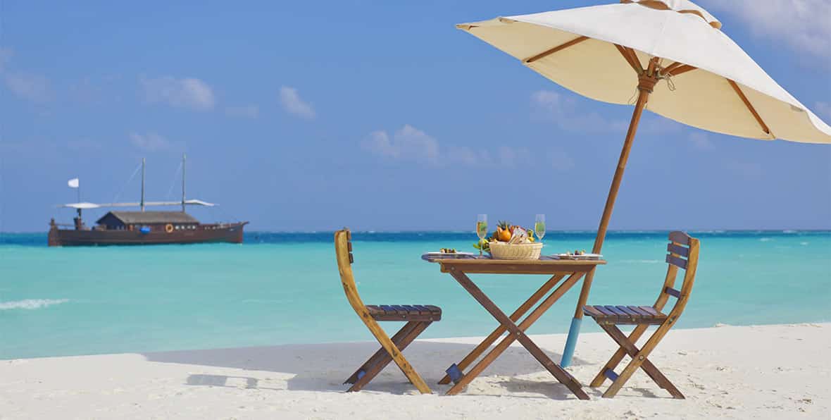 desayuno romantico en la playa de Safari Island Resort Maldives