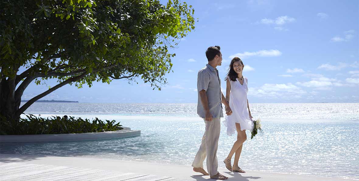 pareja en la playa de Dusit Thani Maldives