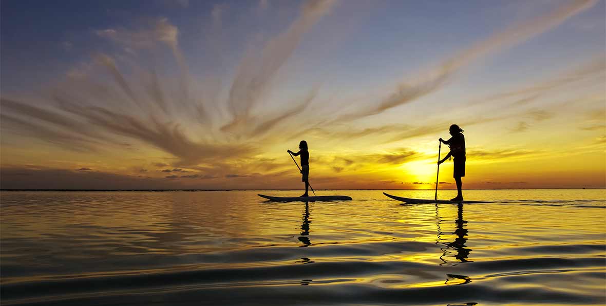 stand up paddle en Holiday Island Resort & Spa