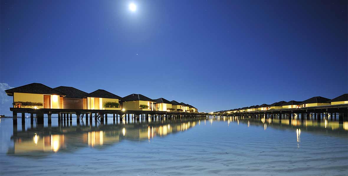 vista nocturna de las water villas de Paradise Island Resort & Spa