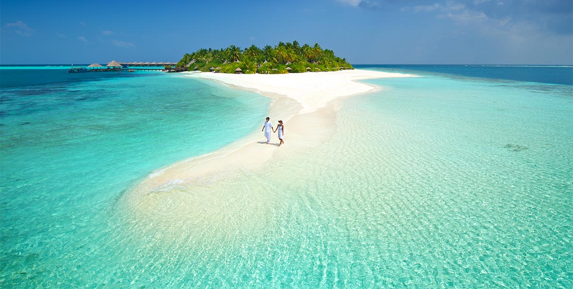 pareja paseando en Sun Aqua Vilu Reef