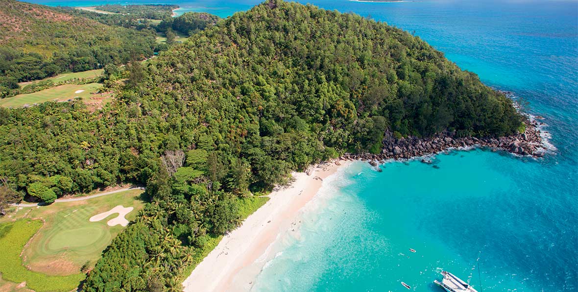 playa y verde en Constance Lemuria Praslin