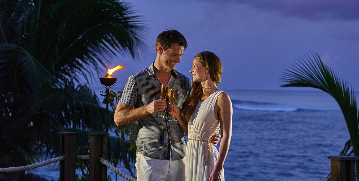 pareja en DoubleTree Resort by Hilton Seychelles