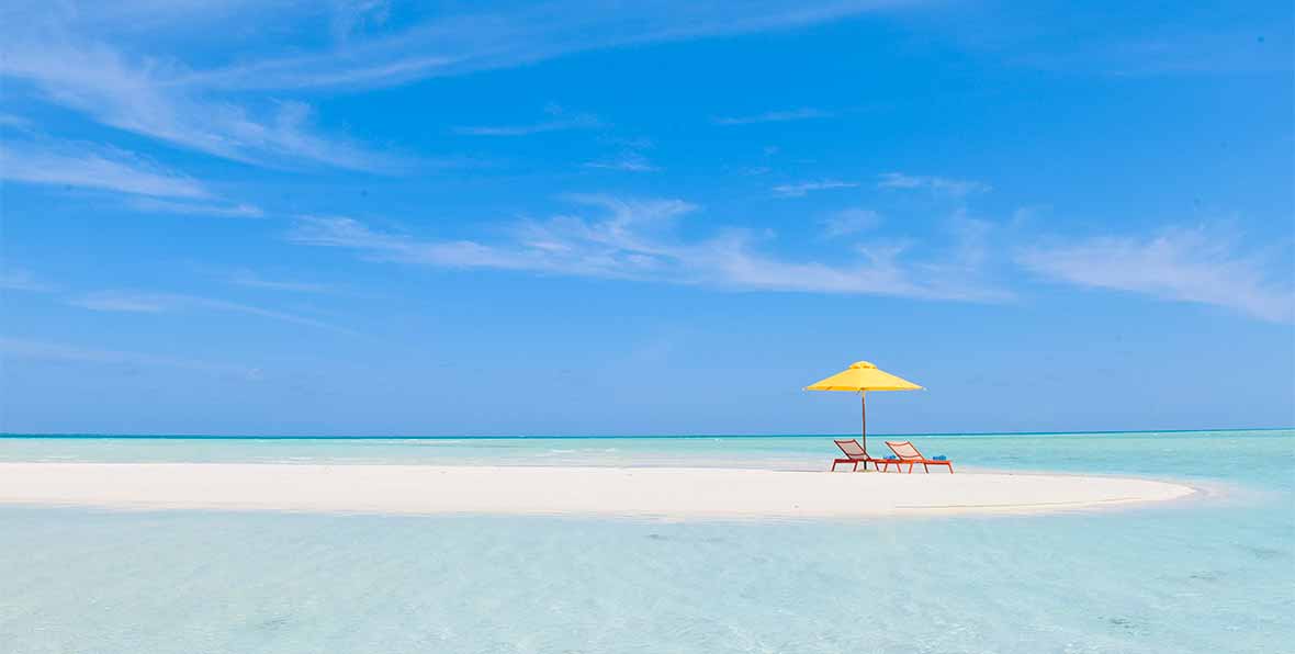 playa y sombrilla en Kandima Maldives