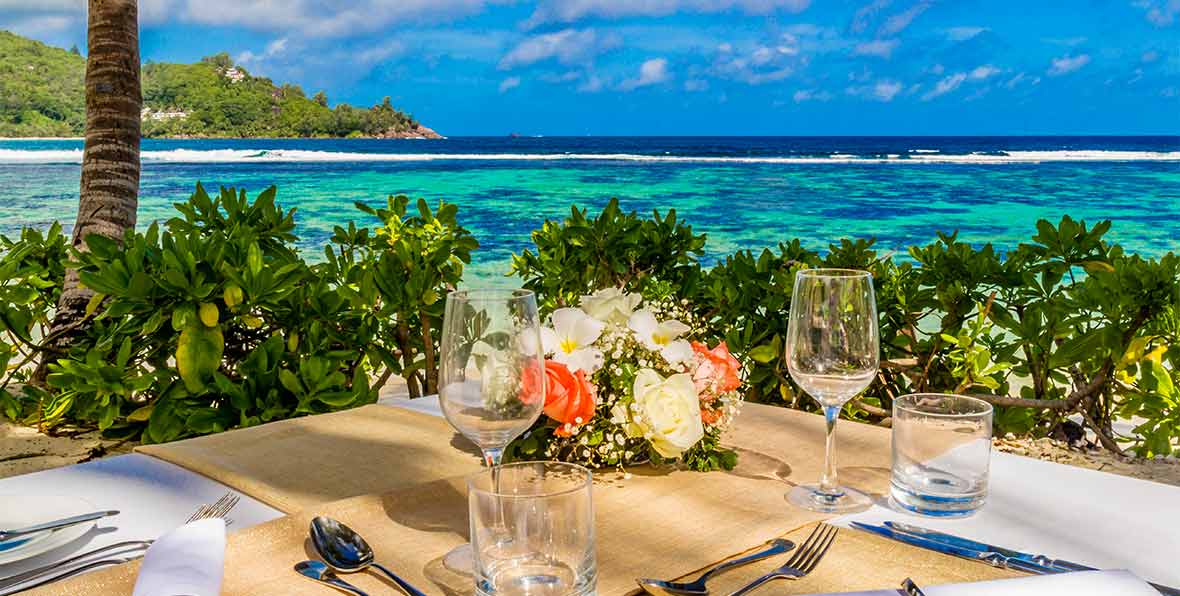 almuerzo en la playa en Kempinski Seychelles