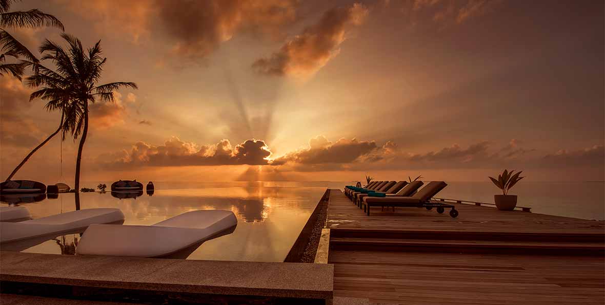 puesta de sol en la piscina de fushifaru maldives