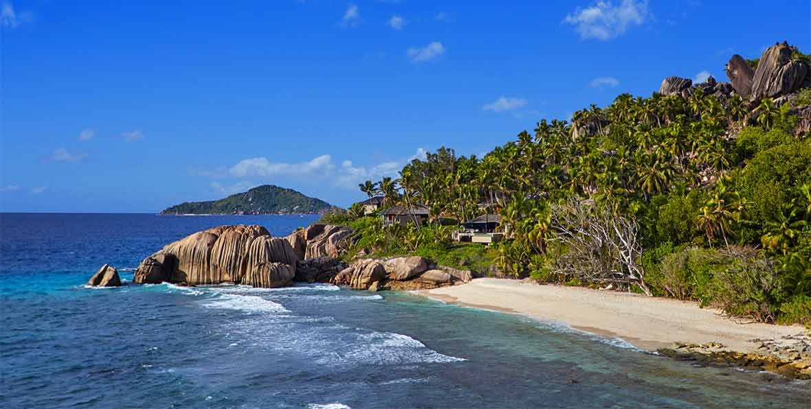 playa y rocas de granito en Six Senses Zil Pasyon