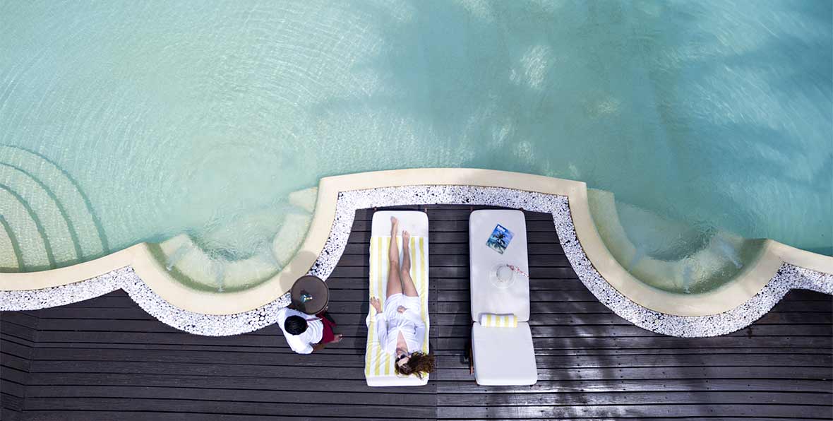 relax en la piscina de Heritance Aarah Maldives