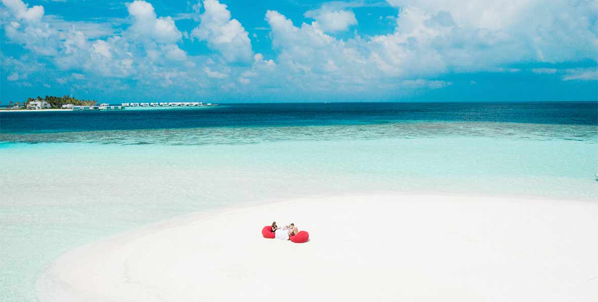 pareja en LUX* North Male Atoll Resort & Villas