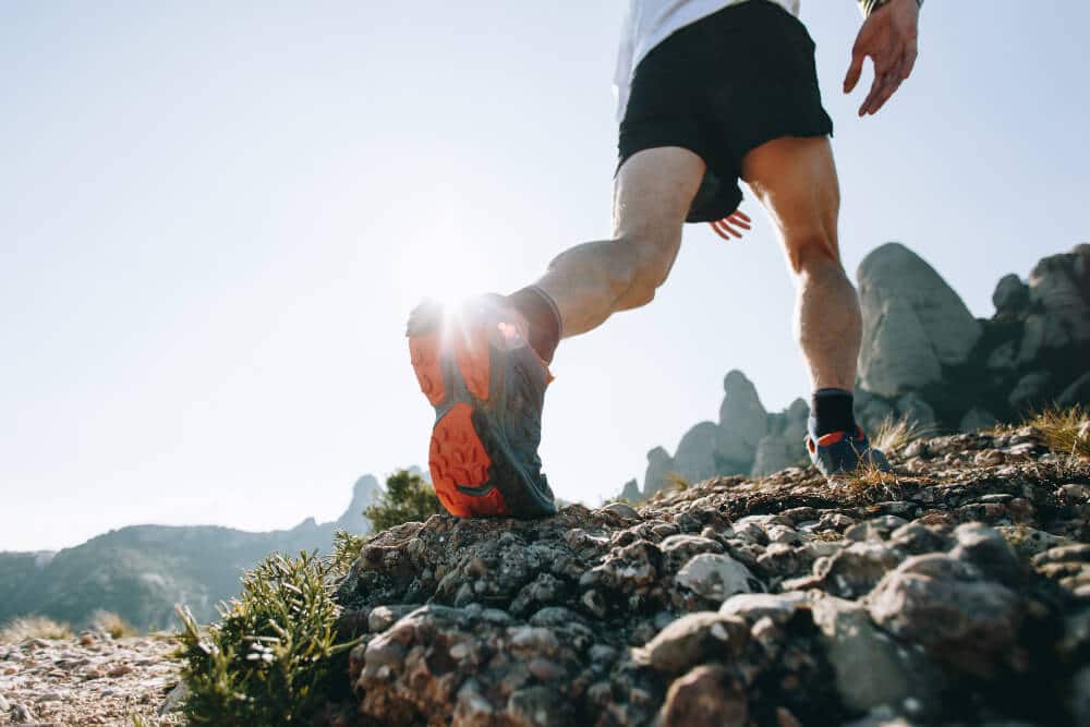 vista de hombre corriendo o haciendo trekking