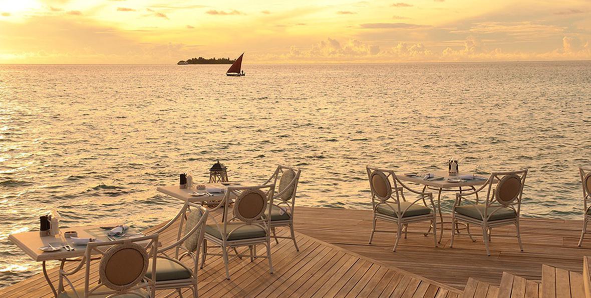 cenar al atardecer en Ayada Maldives