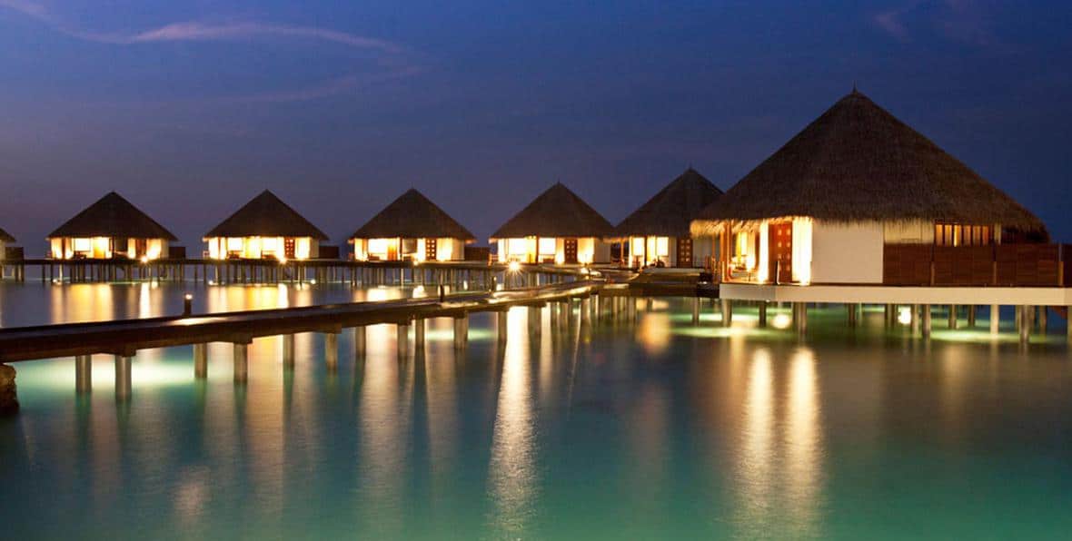 las habitaciones del Adaaran Prestige Water Villas por la noche