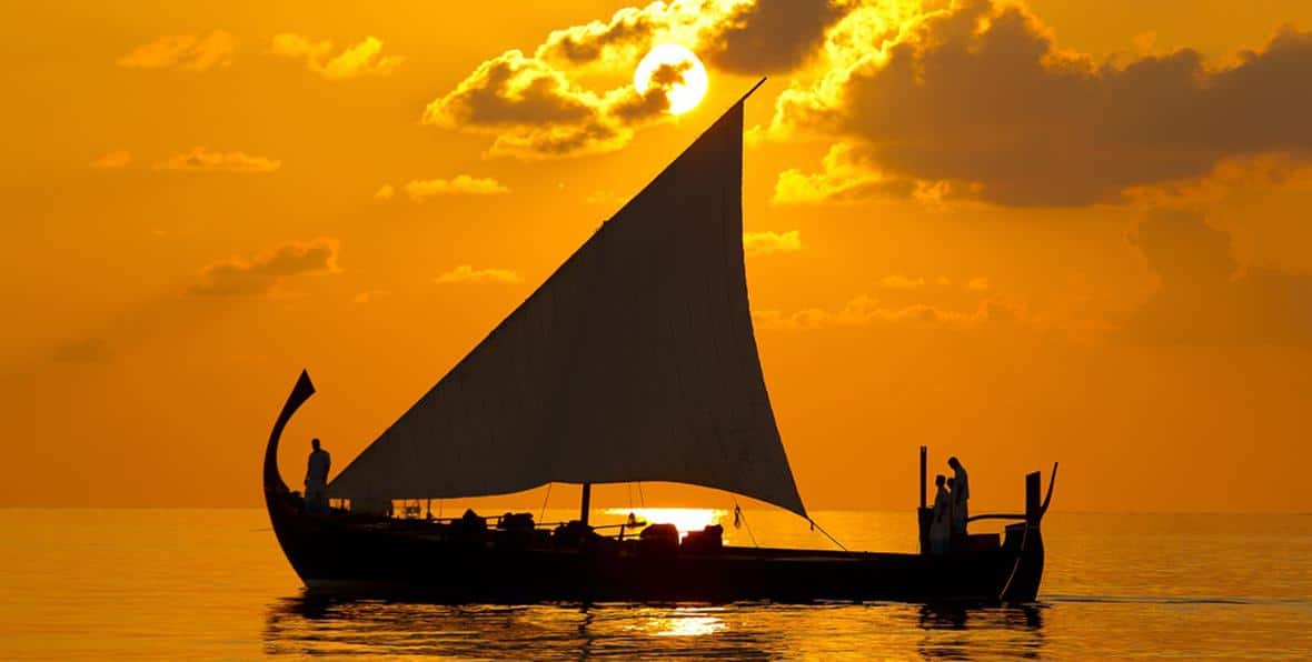 excursion en dhni al atardecer en Velassaru Maldives