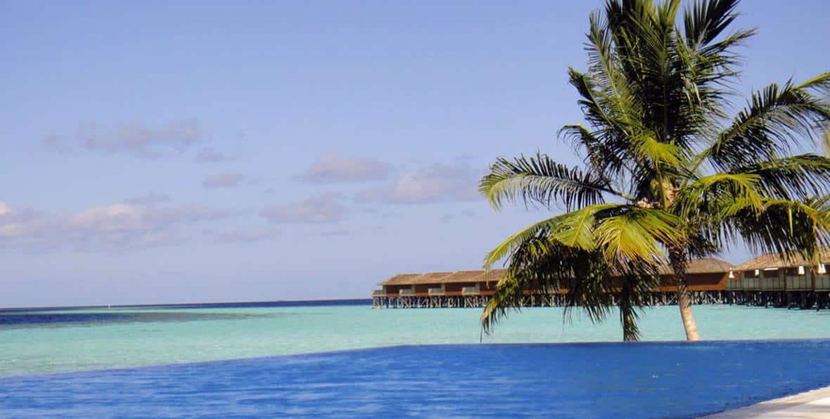 Las villas vista desde la piscina del Vilamendhoo Island Resort