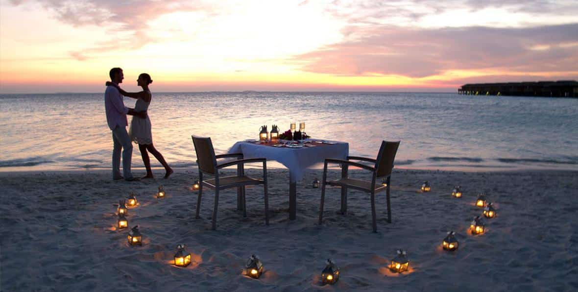 Cena romantica en la playa de Maldivas