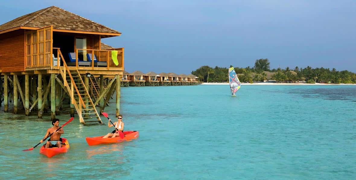 Disfrutando del kayak en Vilamendhoo Island Resort